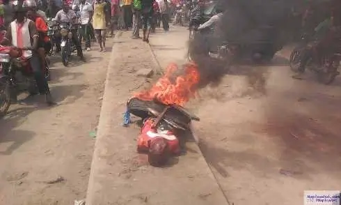 Angry MOB Burning Ritualist Suspicious in Ashes in Nasarawa (Graphics Photos)